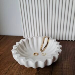 Bowl-shaped cement pot